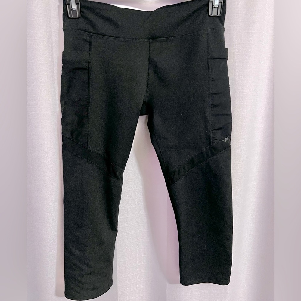 Fabletics | size 6 | black capris with mesh stripe